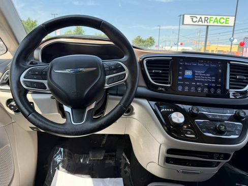 Used 2017 Chrysler Pacifica Touring-L Plus FWD image 30