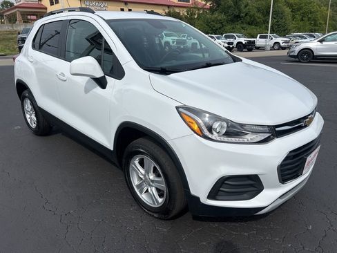 Used 2022 Chevrolet Trax LT w/ LT Convenience Package image 4