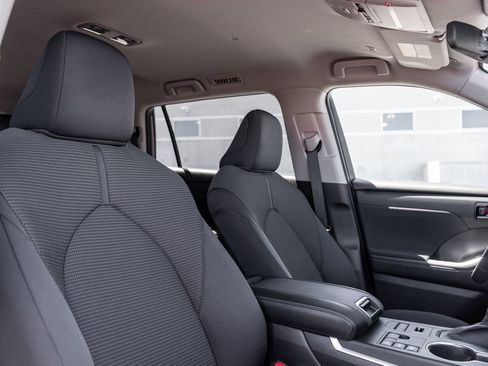 Used 2023 Toyota Highlander LE AWD/4WD image 13