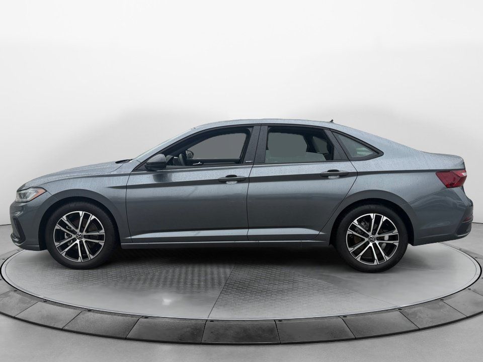 Used 2026 Volkswagen Jetta Sport FWD image 4