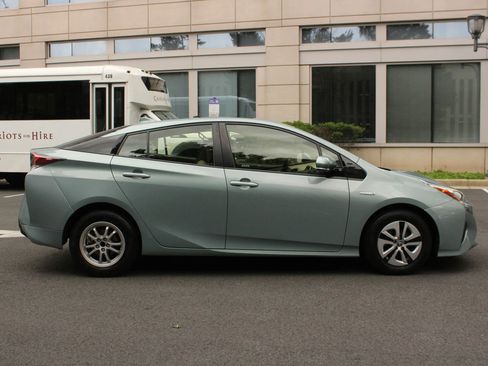Used 2017 Toyota Prius Three FWD image 6