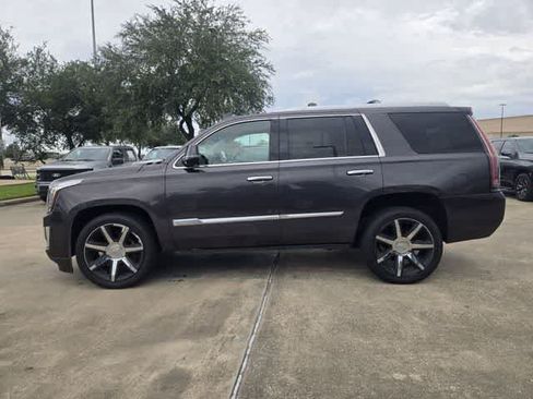 Used 2016 Cadillac Escalade Luxury RWD image 3