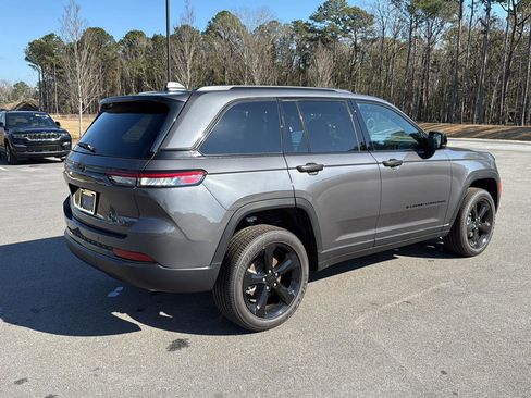New 2025 Jeep Grand Cherokee Altitude image 7