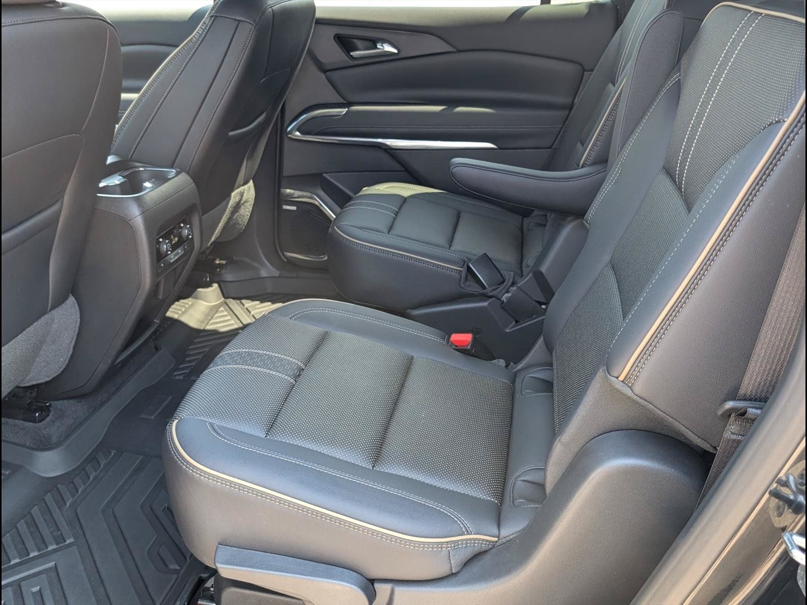 Used 2025 Chevrolet Traverse High Country FWD image 14