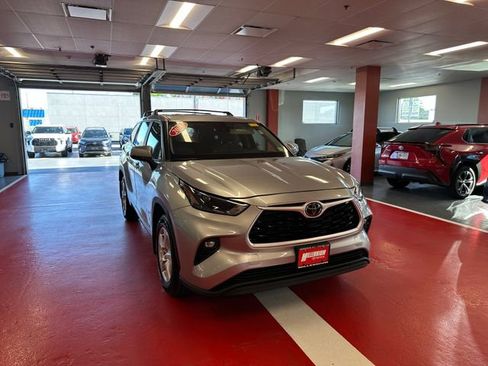 Used 2023 Toyota Highlander LE FWD image 2