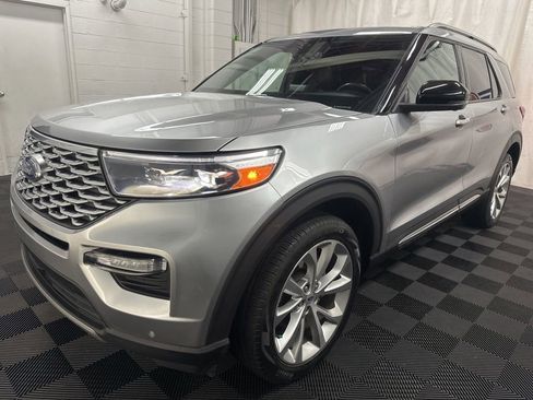 Used 2022 Ford Explorer Platinum w/ Equipment Group 601A AWD/4WD image 2