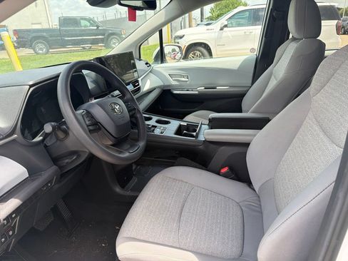 Used 2026 Toyota Sienna LE FWD image 2