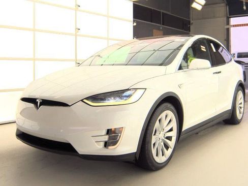 Used 2018 Tesla Model X 75D image 5