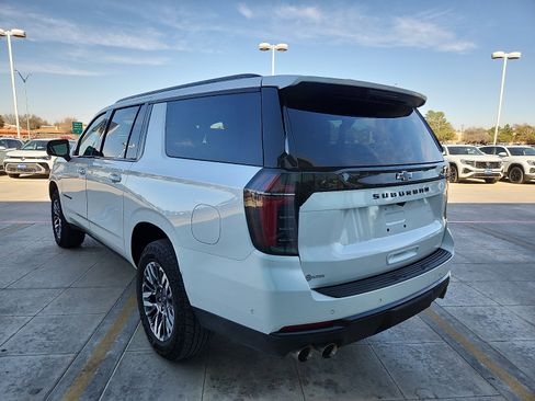 Used 2025 Chevrolet Suburban Z71 image 5