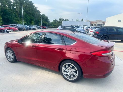 Used 2017 Ford Fusion SE w/ Equipment Group 201A FWD image 4