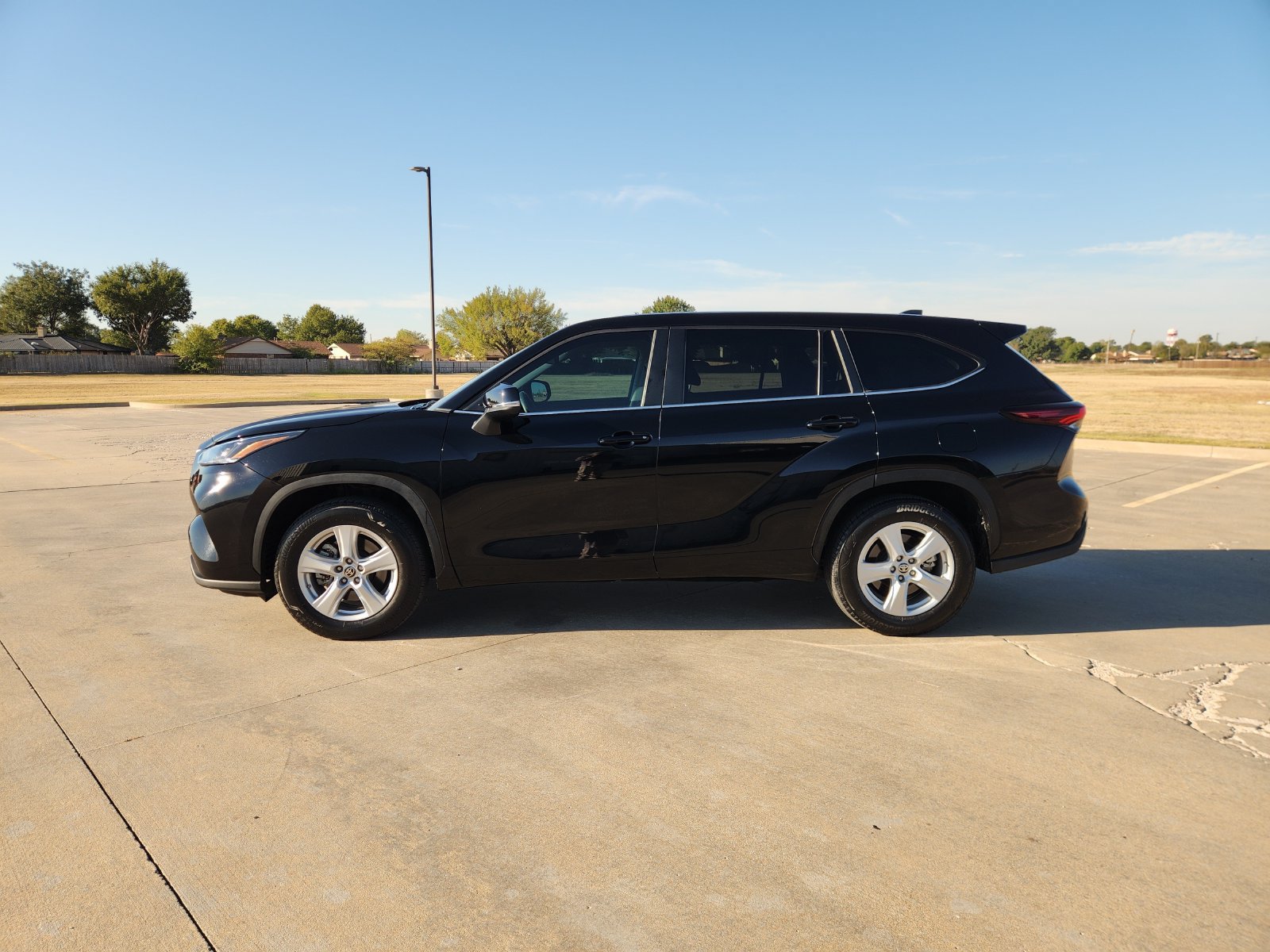 Used 2024 Toyota Highlander LE FWD image 3
