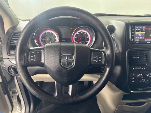 Used 2018 Dodge Grand Caravan SE w/ UConnect Hands-Free Group image 16