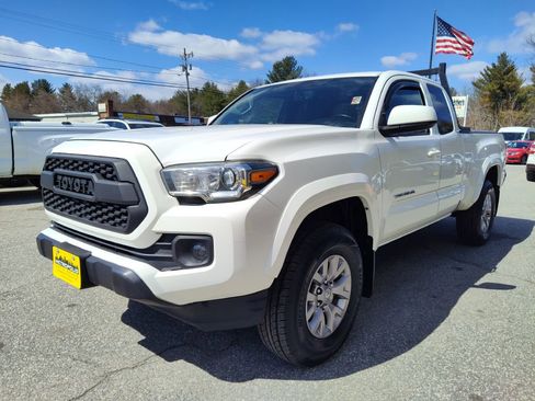 Used 2016 Toyota Tacoma SR5 w/ SR5 Appearance Package (SN) image 4