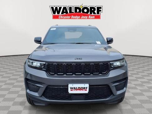 Used 2025 Jeep Grand Cherokee Altitude AWD/4WD image 8