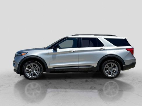 Used 2022 Ford Explorer XLT w/ Equipment Group 202A AWD/4WD image 3