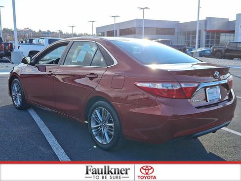 Used 2017 Toyota Camry SE image 4