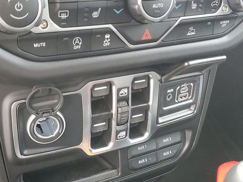 Used 2025 Jeep Gladiator Sport AWD/4WD image 24