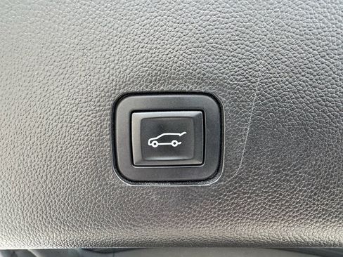 Used 2018 Chevrolet Traverse LT image 29