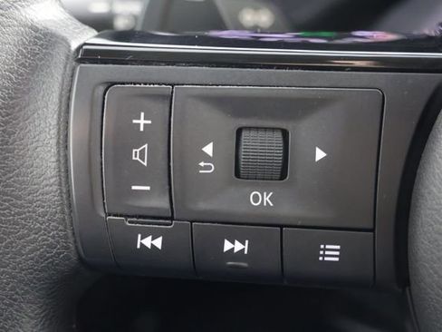 Used 2022 Nissan Rogue SV image 11