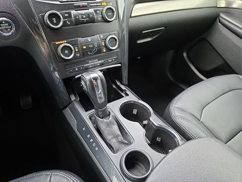 Used 2018 Ford Explorer XLT FWD image 25