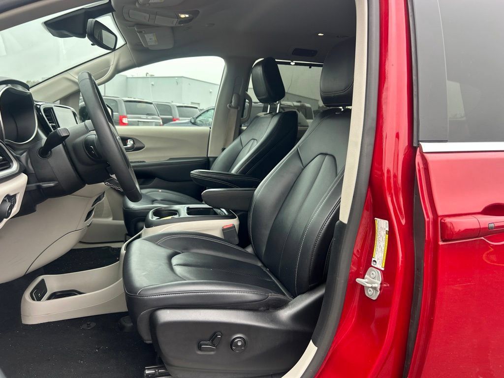 Used 2024 Chrysler Pacifica Touring-L FWD image 6