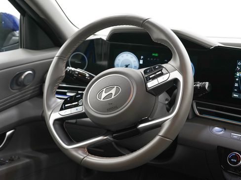 Used 2025 Hyundai Elantra SEL FWD image 14