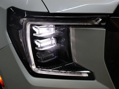 Used 2024 GMC Yukon XL Denali Ultimate AWD/4WD image 12