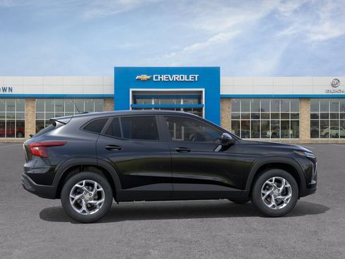 New 2026 Chevrolet Trax LS w/ LS Convenience Package FWD image 5