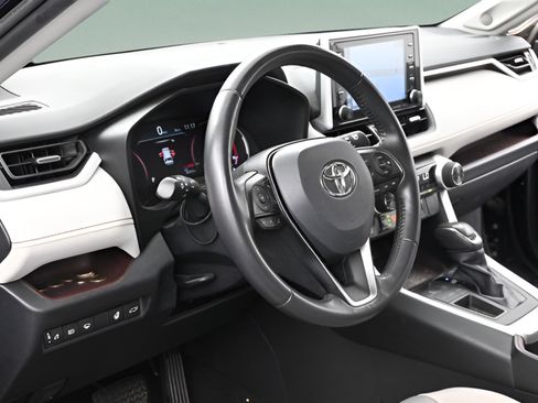 Used 2019 Toyota RAV4 Limited w/ Cold Weather Package FWD image 32