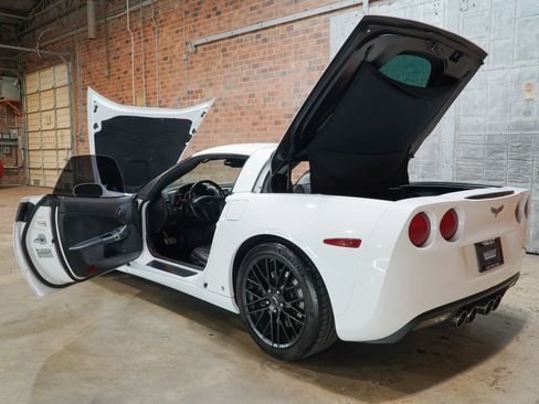 Used 2007 Chevrolet Corvette Coupe w/ Preferred Equipment Group RWD image 28