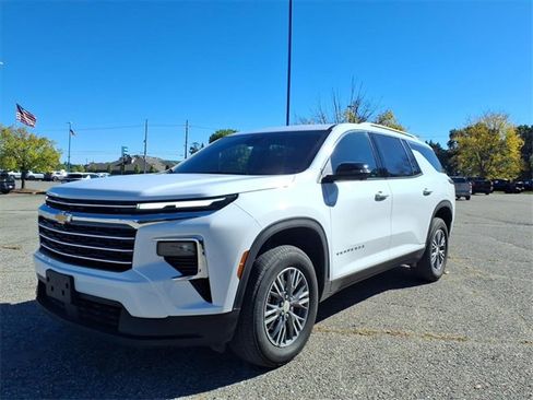 Used 2024 Chevrolet Traverse LT image 3