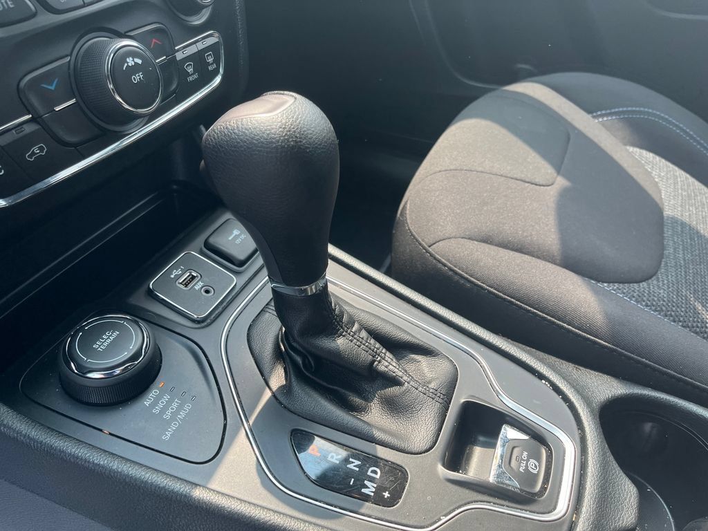 Used 2019 Jeep Cherokee Latitude w/ Popular Appearance Group AWD/4WD image 23