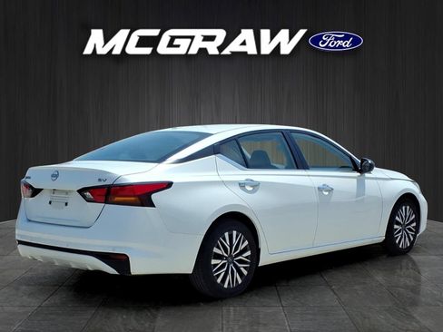 Used 2024 Nissan Altima 2.5 SV FWD image 8