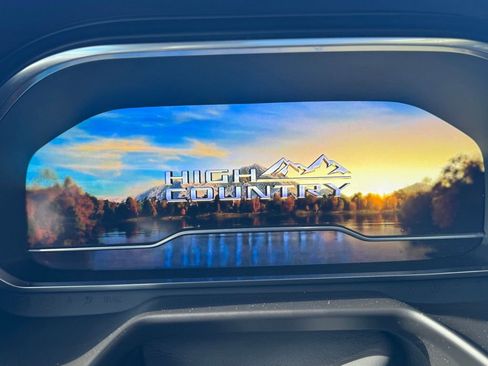 Used 2022 Chevrolet Suburban High Country image 19
