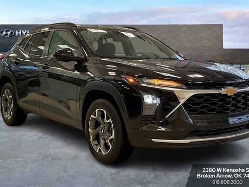 Used 2024 Chevrolet Trax LT image 2