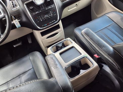 Used 2012 Chrysler Town & Country Touring-L w/ Driver Convenience Group image 12