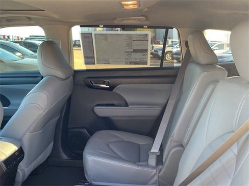 New 2026 Toyota Highlander XLE image 12
