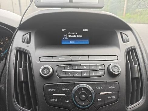 Used 2018 Ford Focus SE w/ SE Appearance Package FWD image 9