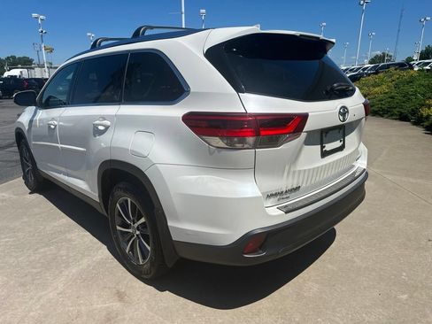 Used 2019 Toyota Highlander XLE AWD/4WD image 7