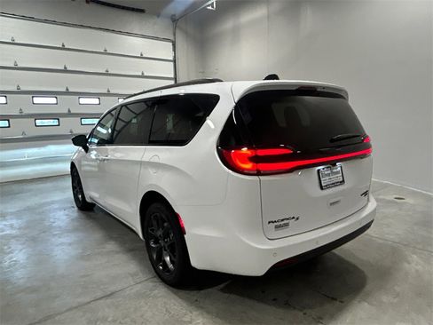 New 2026 Chrysler Pacifica Limited w/ S Appearance Package image 8