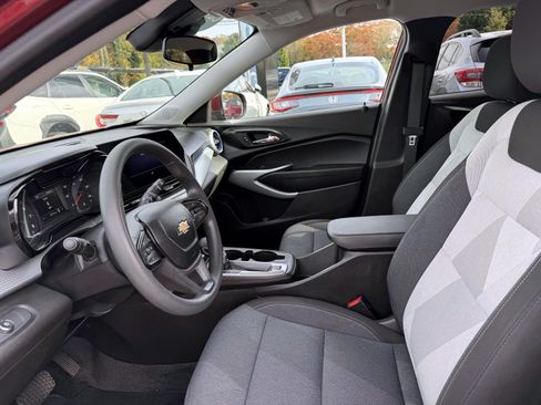 Used 2024 Chevrolet Trax LS w/ LS Convenience Package FWD image 10