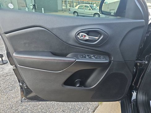 Used 2019 Jeep Cherokee Trailhawk w/ Comfort/Convenience Group AWD/4WD image 25