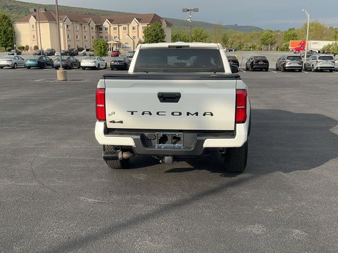 Certified 2024 Toyota Tacoma TRD Off-Road AWD/4WD image 8