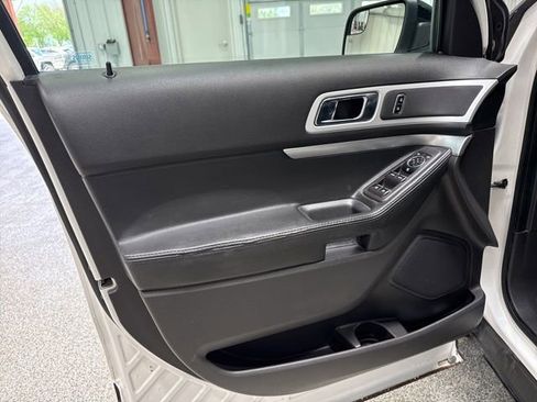 Used 2014 Ford Explorer XLT w/ Equipment Group 202A AWD/4WD image 9