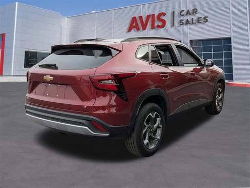 Used 2025 Chevrolet Trax LT w/ LT Convenience Package image 6