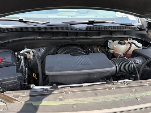 Used 2024 Chevrolet Suburban LT RWD image 38