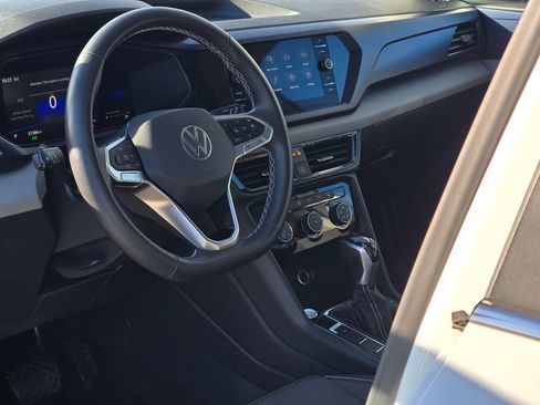 Used 2023 Volkswagen Taos SE w/ Panoramic Sunroof Package image 33