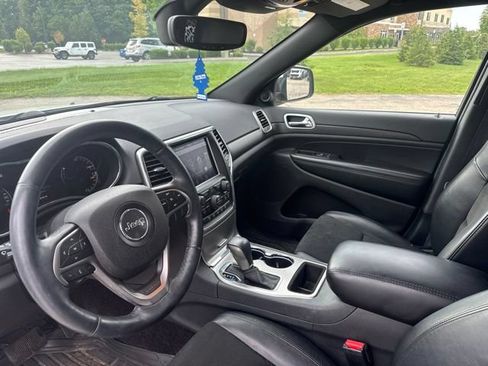 Used 2018 Jeep Grand Cherokee Altitude AWD/4WD image 9