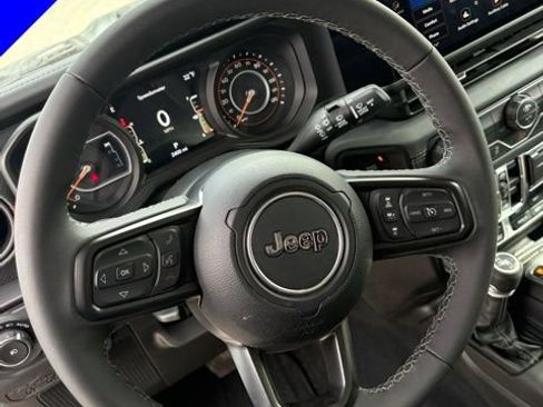 Used 2026 Jeep Wrangler Unlimited Rubicon AWD/4WD image 17