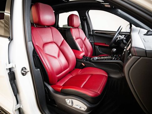 Certified 2024 Porsche Macan S AWD/4WD image 27
